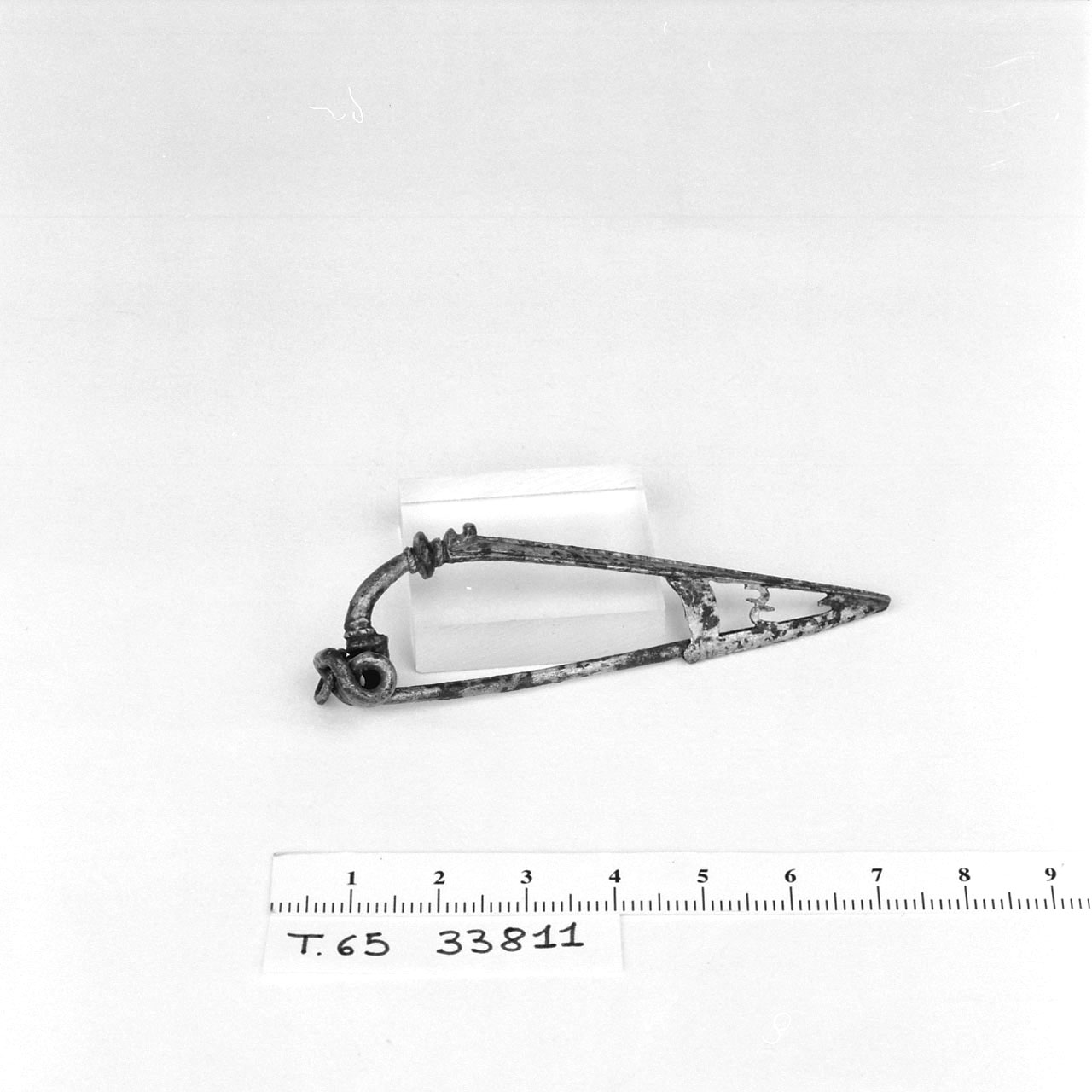 Fibula, Feugère, tipo 8b / Knotenfibel - Cultura di La Tène D2 (seconda metà Sec. I a.C)