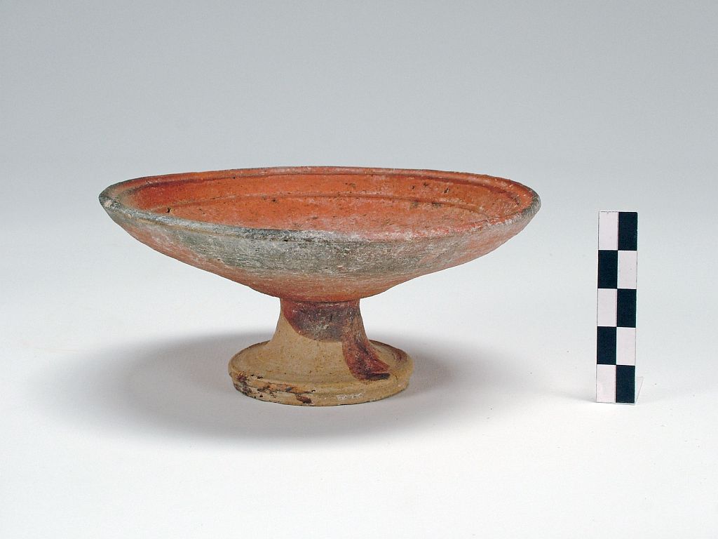 piatto su alto piede - produzione italiota (secc. IV/ III a.C)
