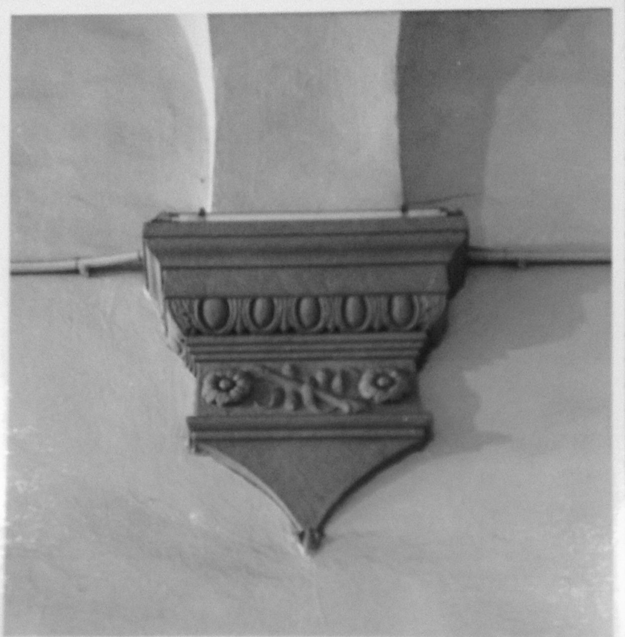 fascia superiore motivi decorativi a ovuli e dentelli, fascia inferiore fiori e bastoni (peduccio, serie) - manifattura toscana (XVII)