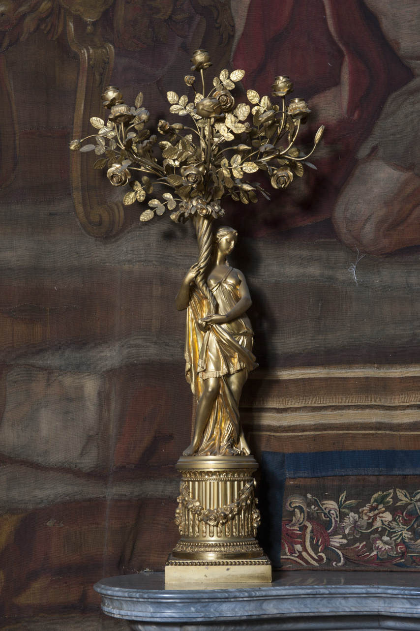 Figura femminile vestita all'antica (candelabro, coppia) - manifattura francese, manifattura torinese (seconda metà sec. XVIII)