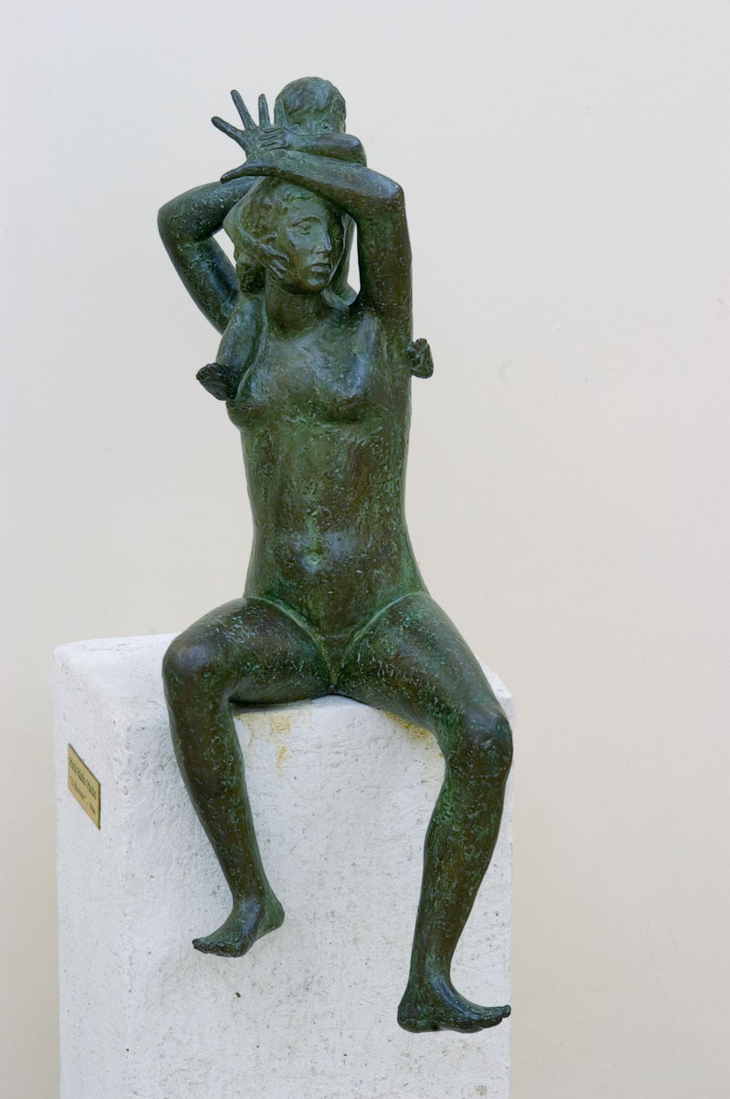Alluvione, figura femminile nuda con bambino (scultura) di Orlandini Orlando Paladino (sec. XX)