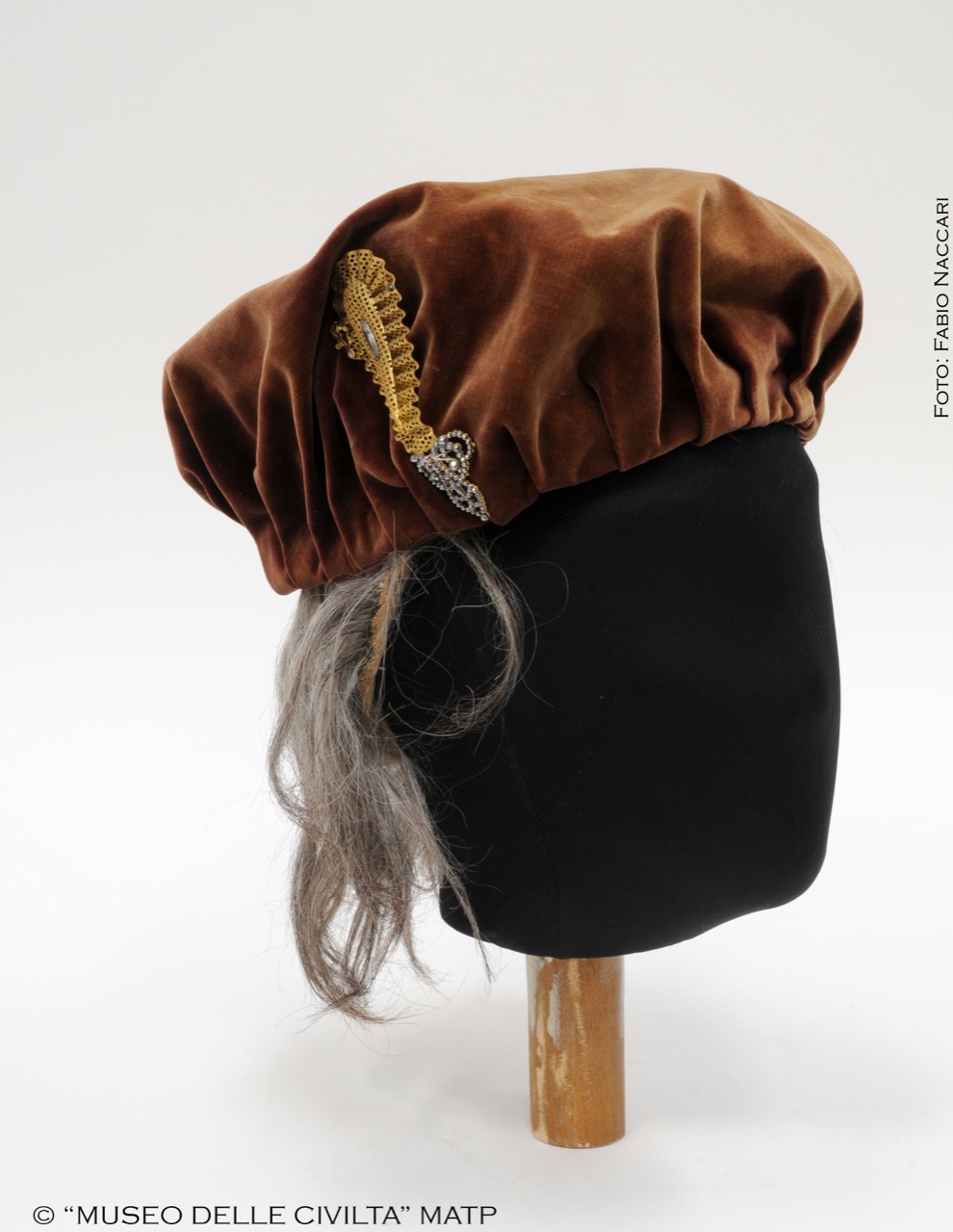 Cappello e parrucca - Costume di Magnifico, della commedia dell'arte, RAPPRESENTAZIONI/ PROFANE di Caucino, Adolfo