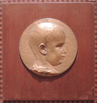 Nino, Medaglia con profilo di bambino (Scultura) di Kienerk Giorgio (sec. XX)