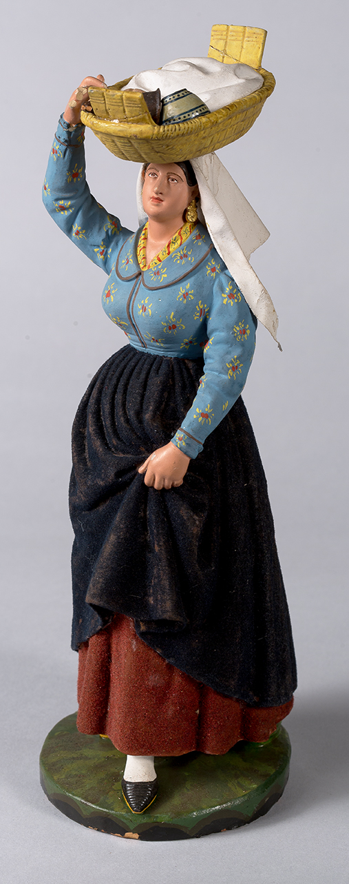 Donna con cesta e camicia azzurra (statuetta vestita) - manifattura portoghese (terzo quarto sec. XIX)