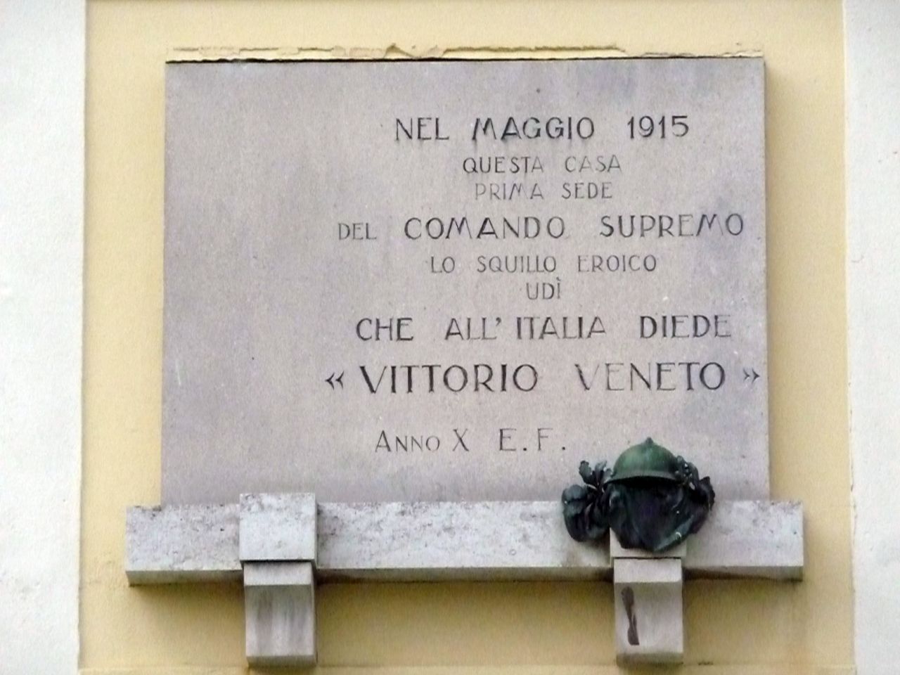 soggetto assente (lapide commemorativa ai caduti, opera isolata) - manifattura Italia centro-orientale (XX)