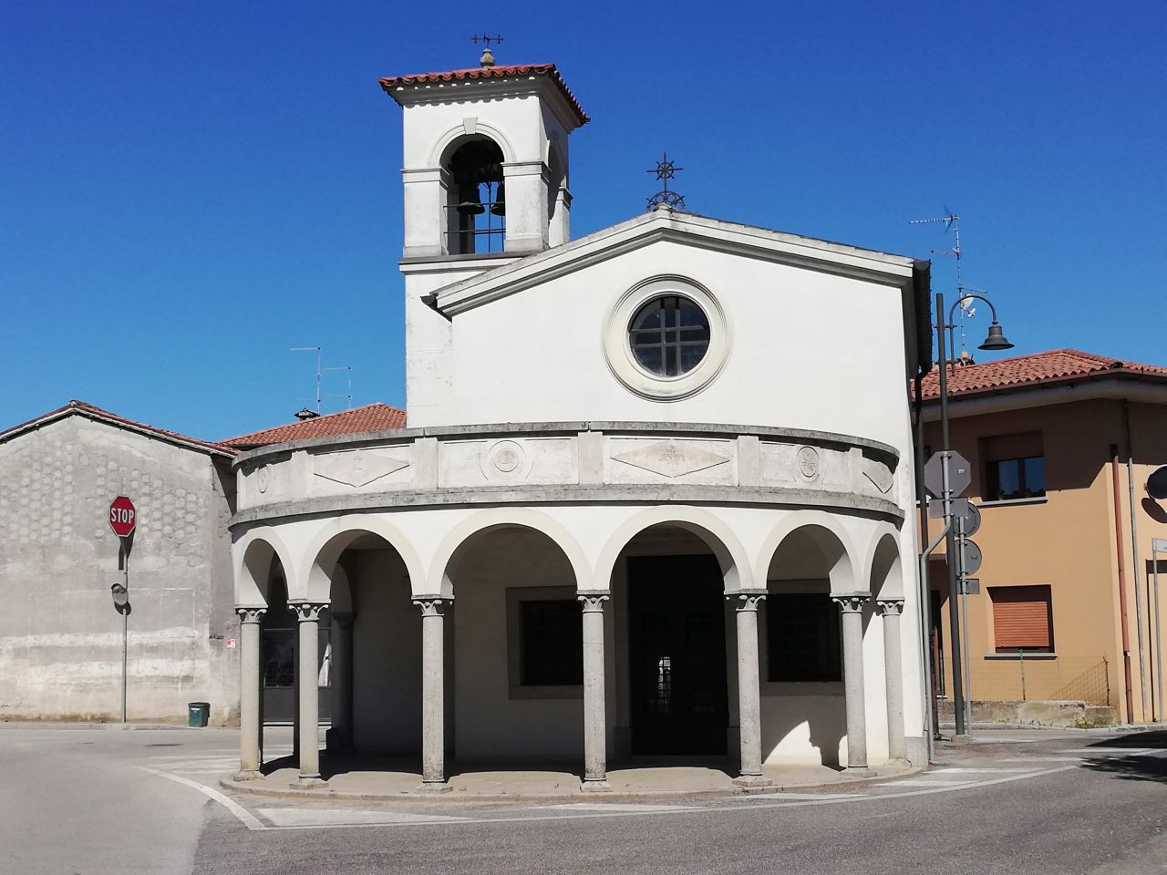 soggetto assente (monumento ai caduti - a portico, opera isolata) di Morandini Leone (attribuito) (prima metà XX)