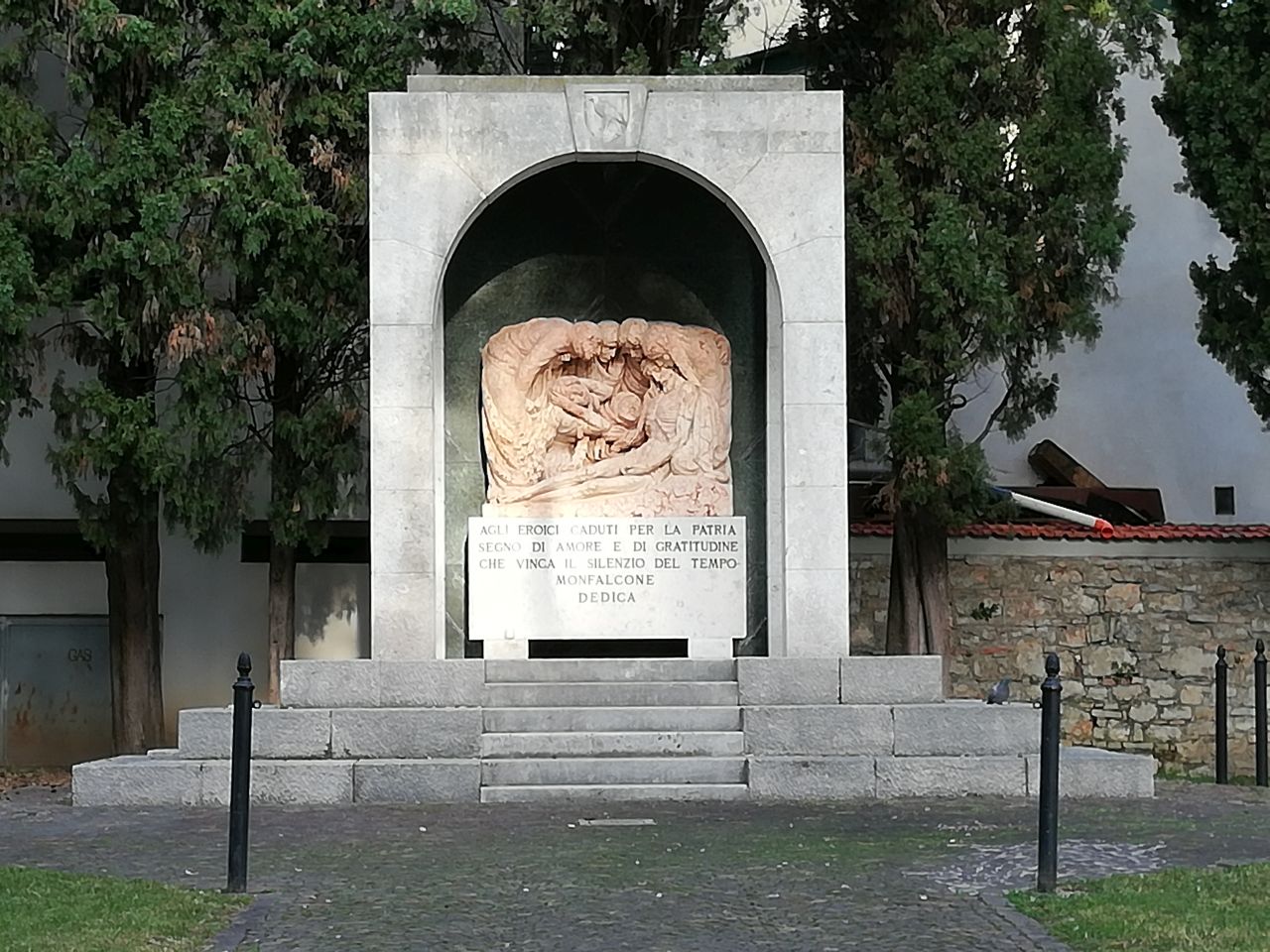 Deposizione, compianto sul Cristo morto (monumento ai caduti - a edicola, opera isolata) di Novelli Giovanni Battista (attribuito) (prima metà XX)