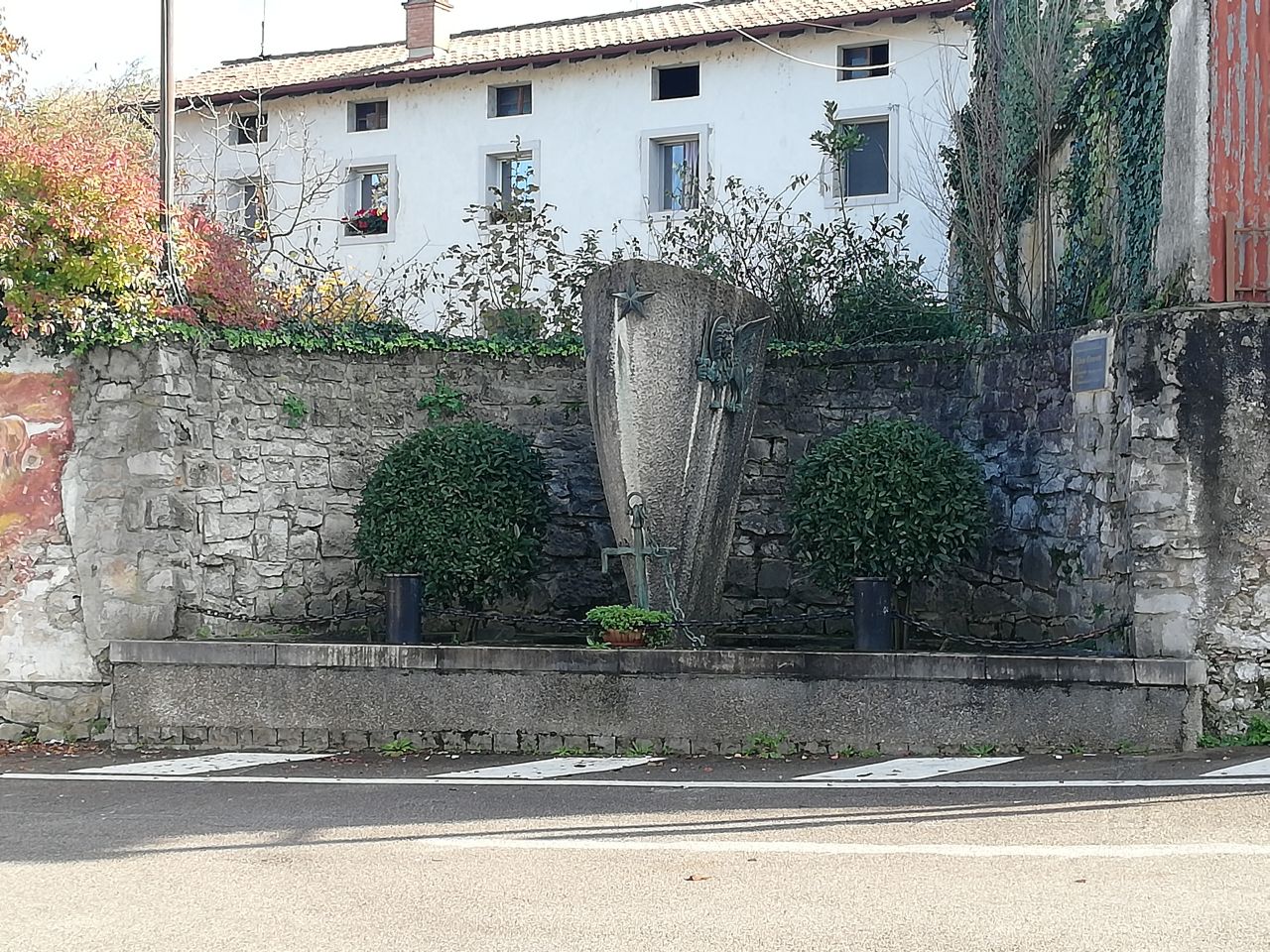 prua di nave (Incrociatore Amalfi) (monumento ai caduti - a basamento) - ambito Italia nord-orientale (seconda metà XX)