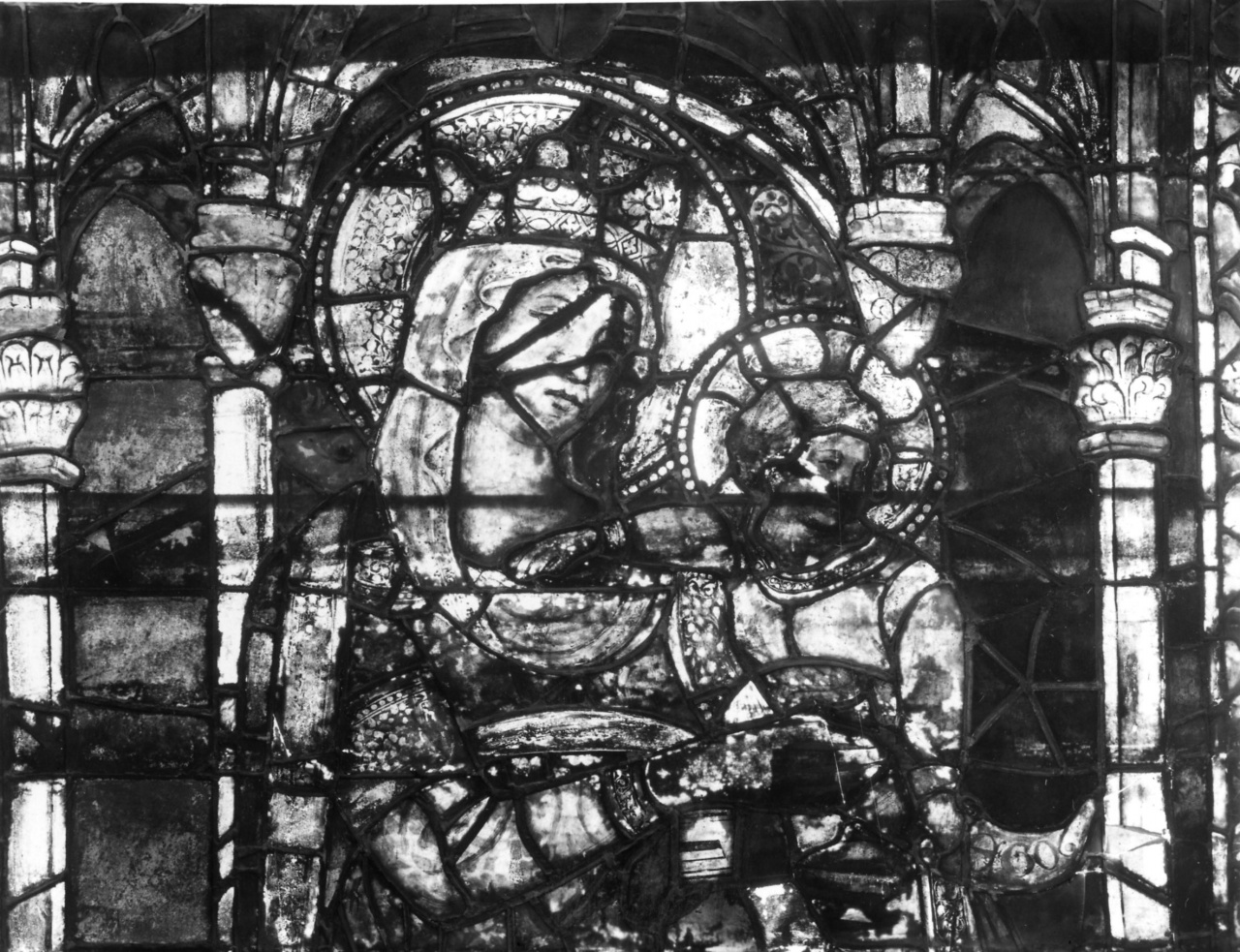 Madonna con Bambino/ San Giacomo il Minore/ San Filippo Apostolo (vetrata) di Ghiberti Lorenzo (attribuito), Domenico di Piero da Pisa (attribuito) (sec. XV)