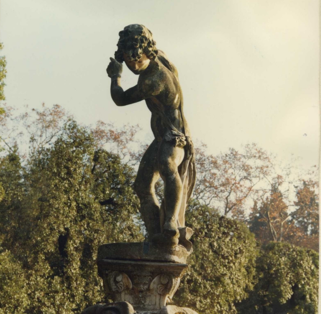 Amore che spacca un cuore con un martello (statua) di Pieratti Giovan Battista, Pieratti Domenico (sec. XVII)