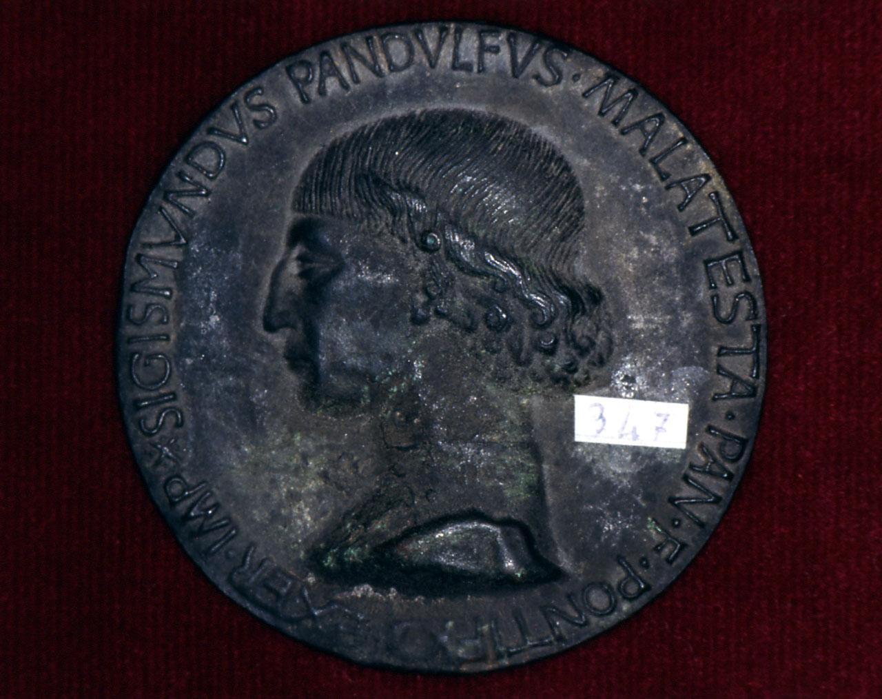 ritratto di Sigismondo Pandolfo Malatesta, allegoria della fortezza (medaglia) di Pasti Matteo de' (metà sec. XV)