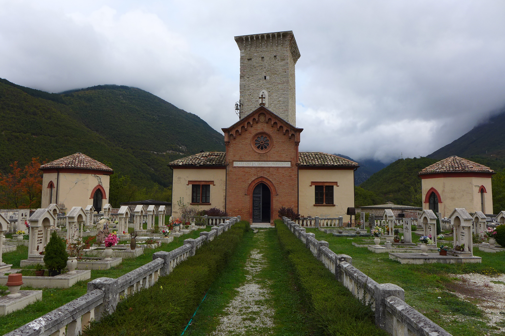 Cimitero di Castelmurato (monumento, cimitero) - Ussita (MC)  <br>Condizioni d'uso: <a class='link-esterno' href='https://docs.italia.it/italia/icdp/icdp-pnd-circolazione-riuso-docs/it/v1.0-giugno-2022/testo-etichetta-BCS.html' target='_bcs'>Beni Culturali Standard (BCS)</a>