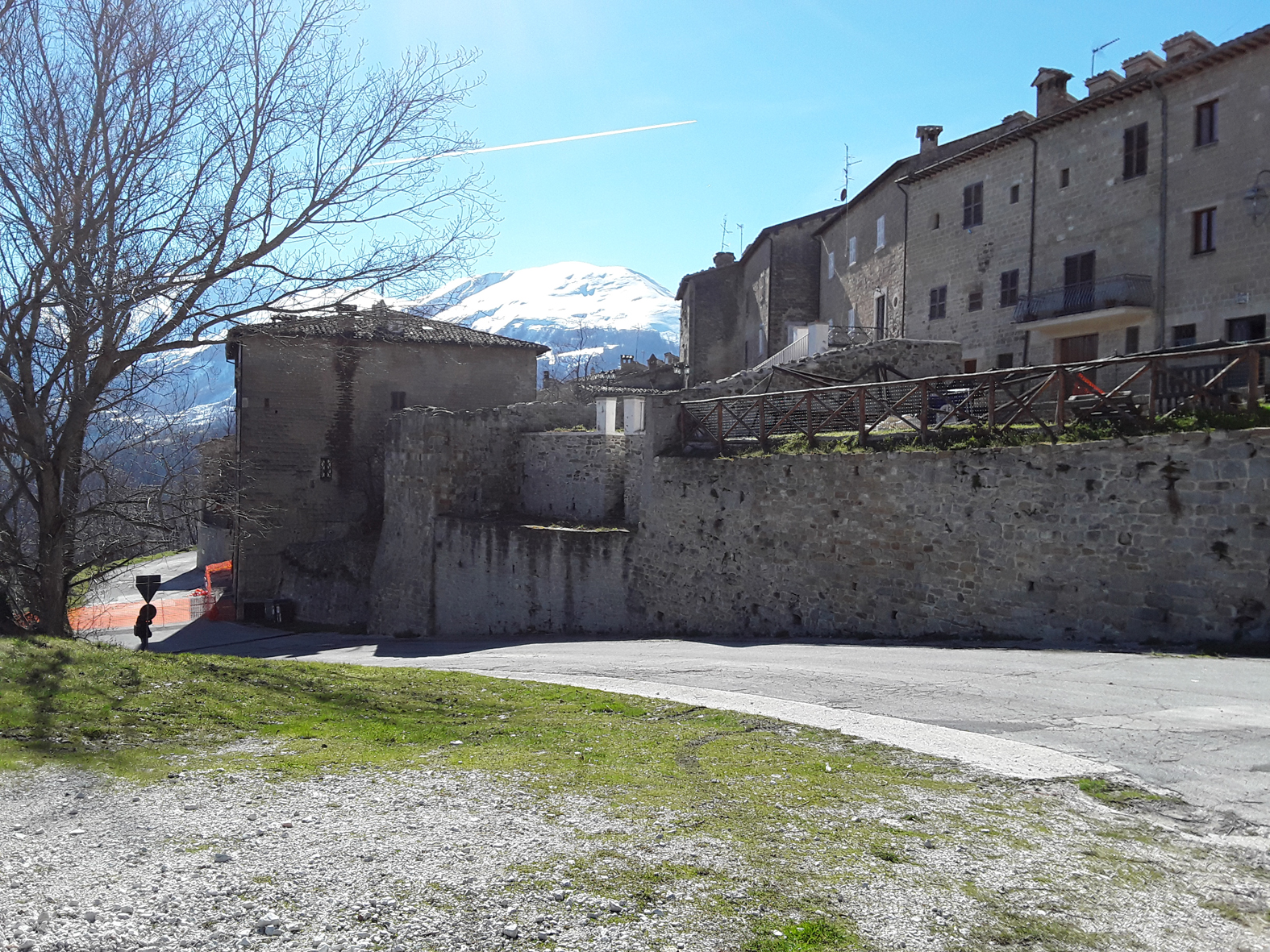 Torrione e cinta muraria nord-ovest (mura, difensive) - Montemonaco (AP) 