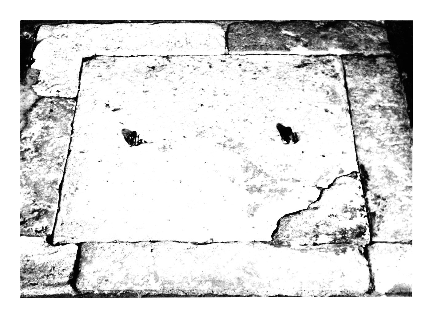 lapide terragna, opera isolata - manifattura Italia centrale (sec.XVIII)