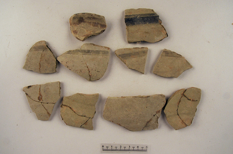 olla/ frammenti - ambito daunio (secc. IX-V a.C)