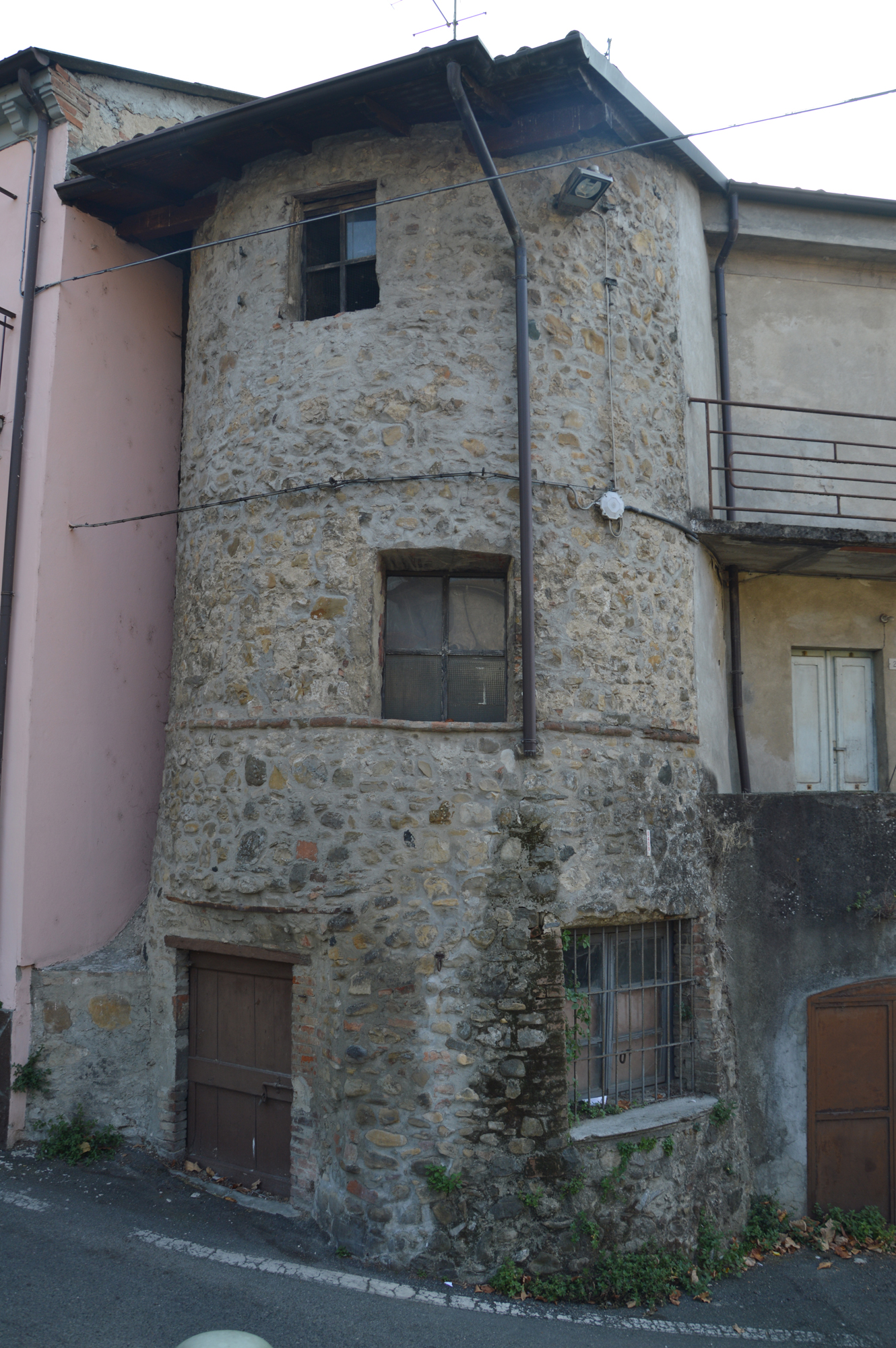 edificio contenente il tratto di mura antica con torre rotonda d'angolo (torre (di cinta muraria)) - Godiasco Salice Terme (PV) 