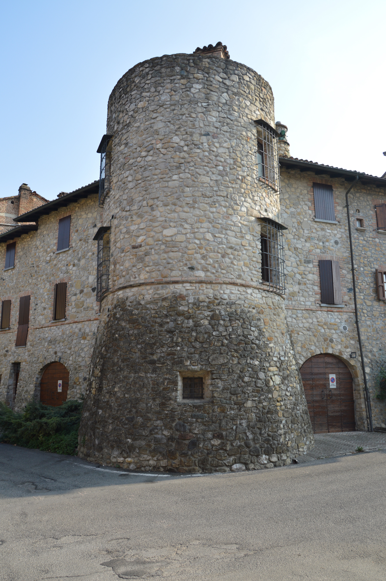 Edificio contenente il tratto di mura antica con torre rotonda d'angolo (avanzi di torre) - Godiasco Salice Terme (PV) 