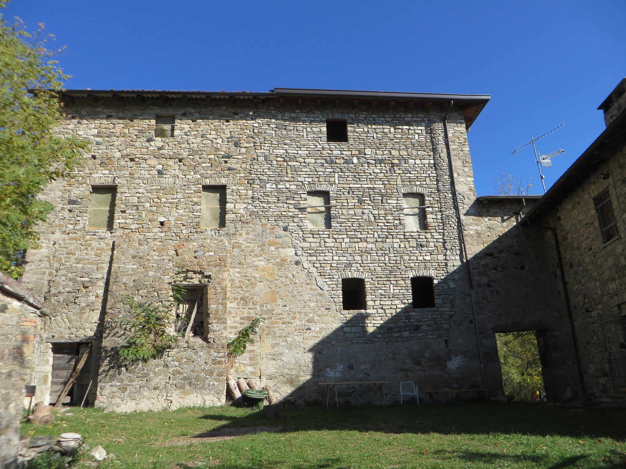 Castello dei marchesi Malaspina di Pregola (casaforte) - Brallo di Pregola (PV) 