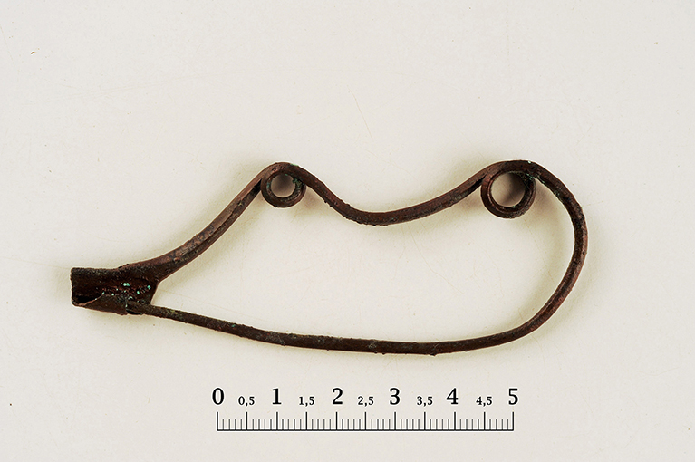 fibula/ ad arco serpeggiante - ambito daunio (Età del ferro I)