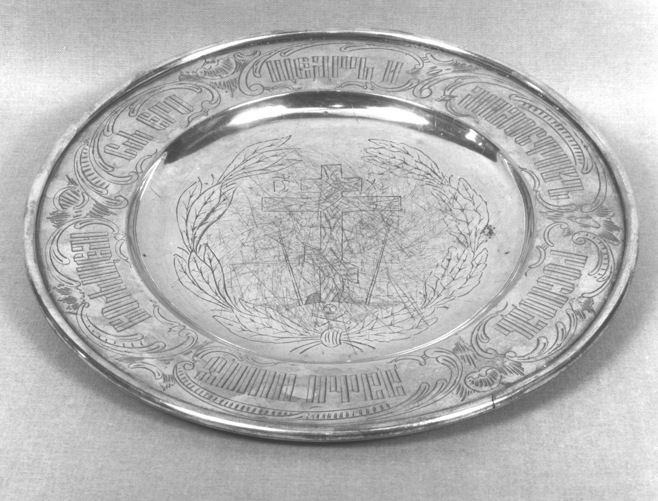 croce con simboli della Passione (patena) - bottega russa (sec. XVIII)