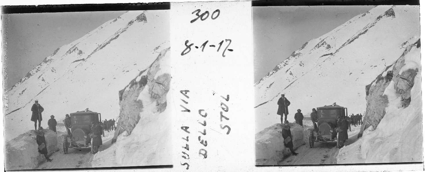 Uomini e auto sullo sfondo di un paesaggio innevato (positivo stereoscopico) di Anonimo (XX)