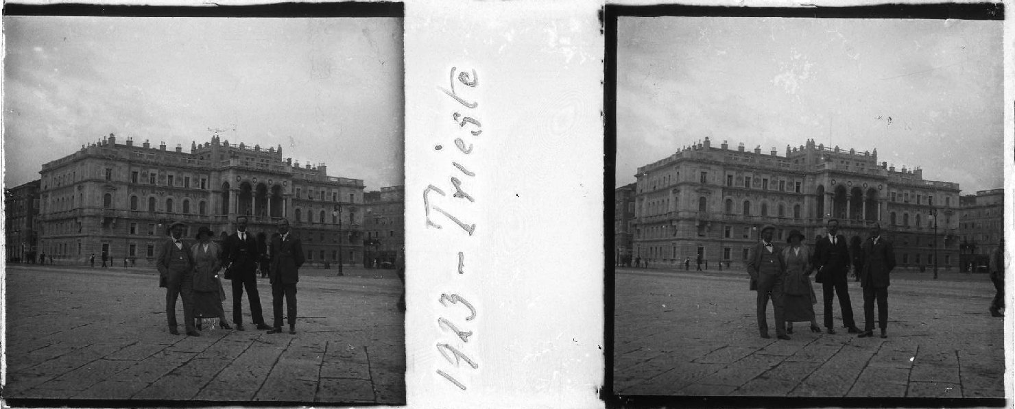 Quattro persone in piazza Unità d'Italia a Trieste (positivo stereoscopico) di Anonimo (XX)