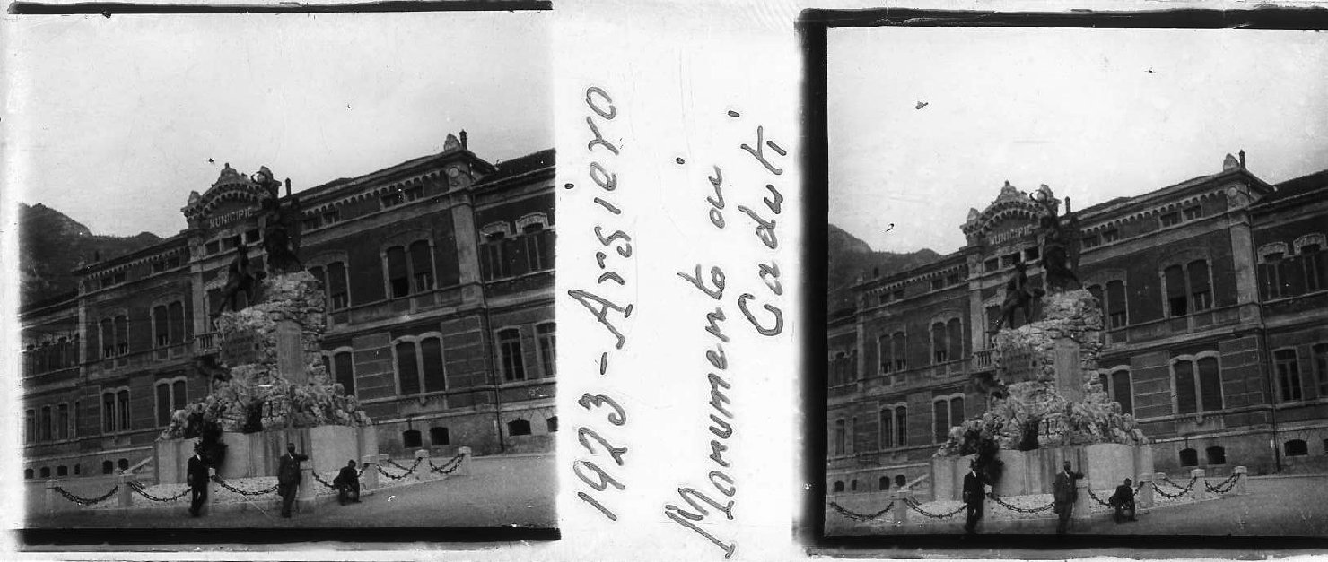 Tre persone davanti al monumento ai caduti di Arsiero (positivo stereoscopico) di Anonimo (XX)