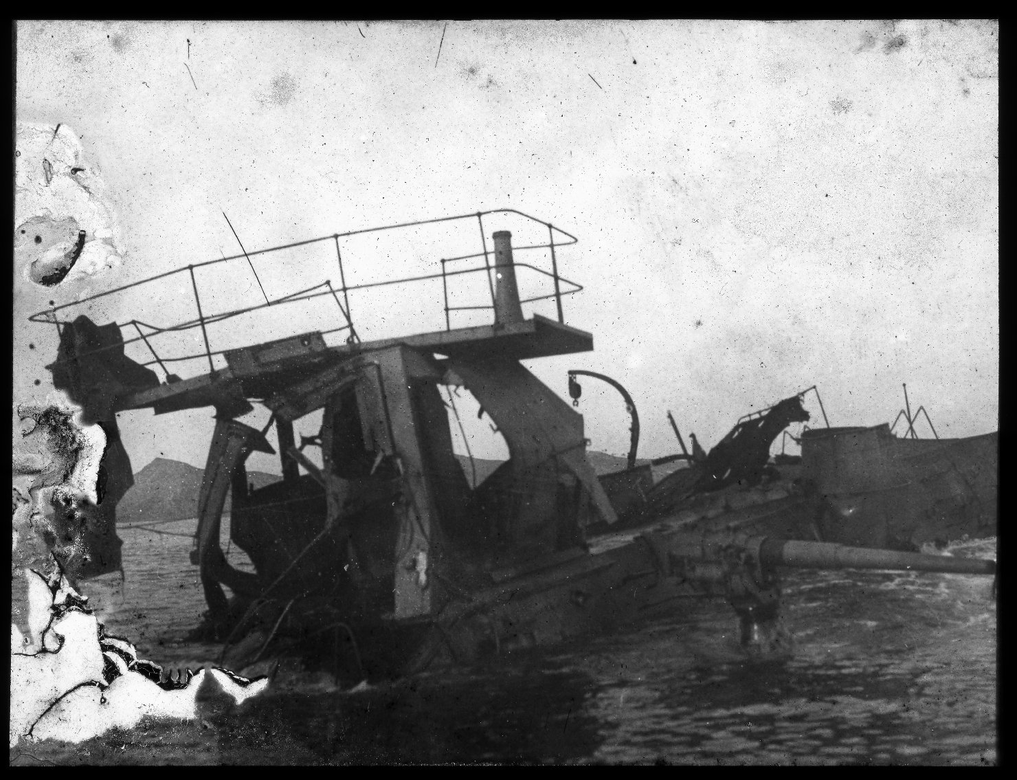 Imbarcazione distrutta (positivo) di Anonimo (XX)