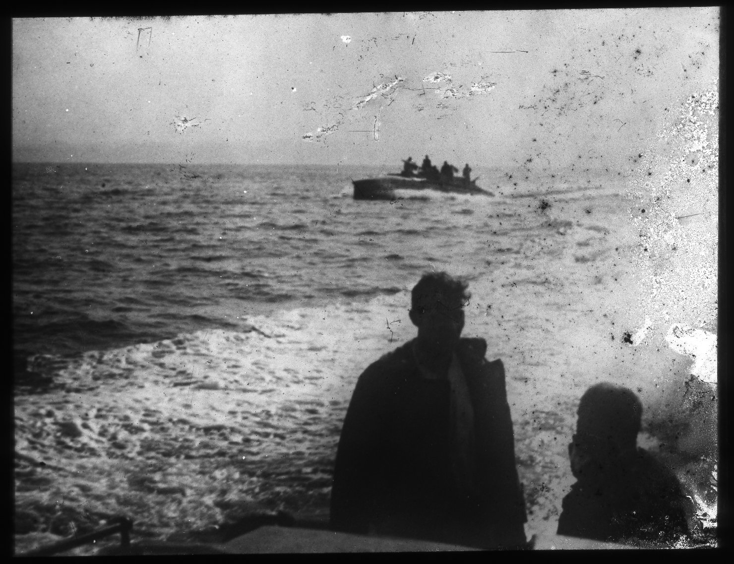 Imbarcazione con marinai (positivo) di Anonimo (XX)