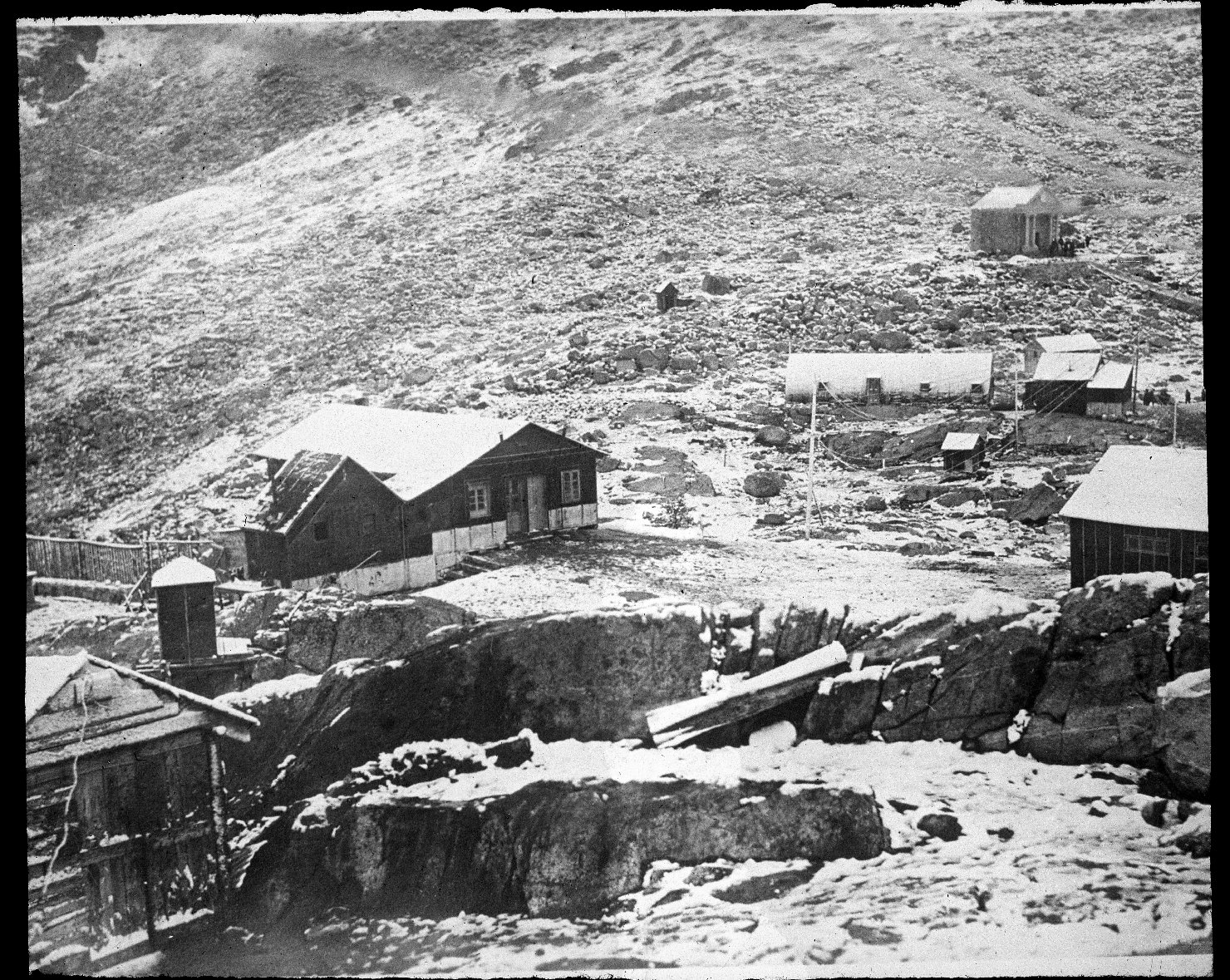 Veduta di alcune costruzioni (positivo) di Anonimo (XX)