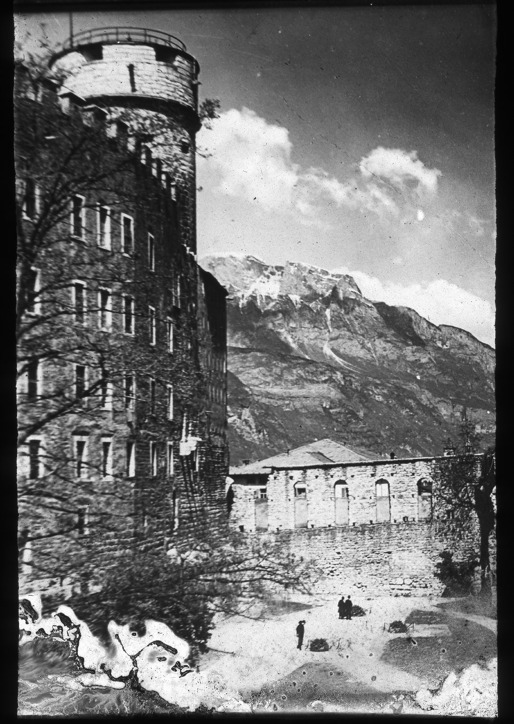 Cortile interno del Castello del Buonconsiglio - Trento (positivo) di Anonimo (XX)