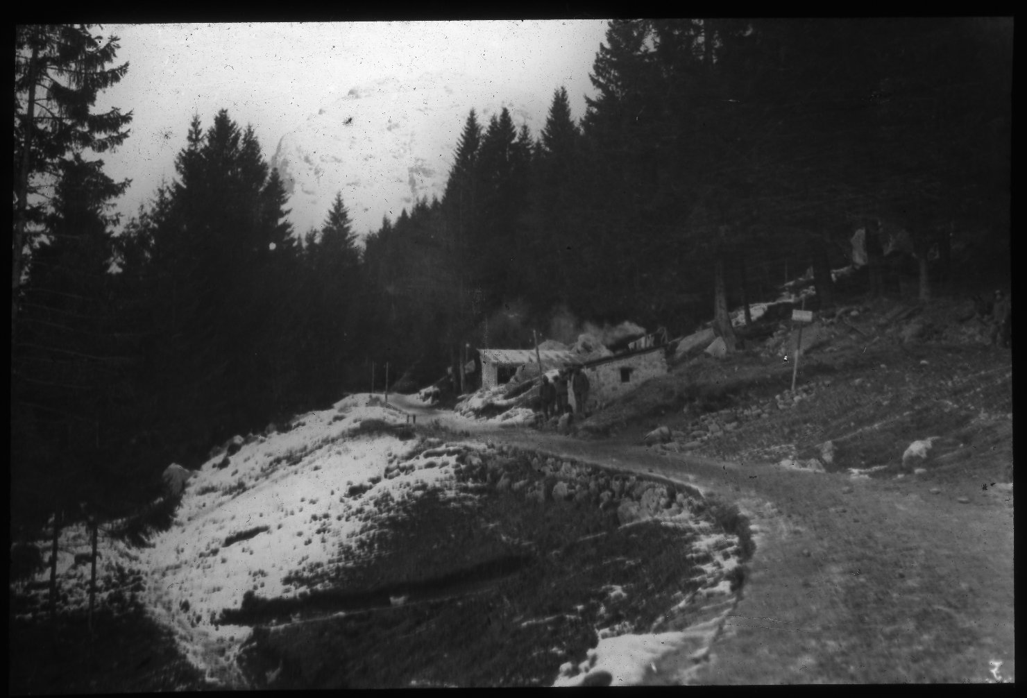 Strada di montagna con persone (positivo) di Anonimo (XX)
