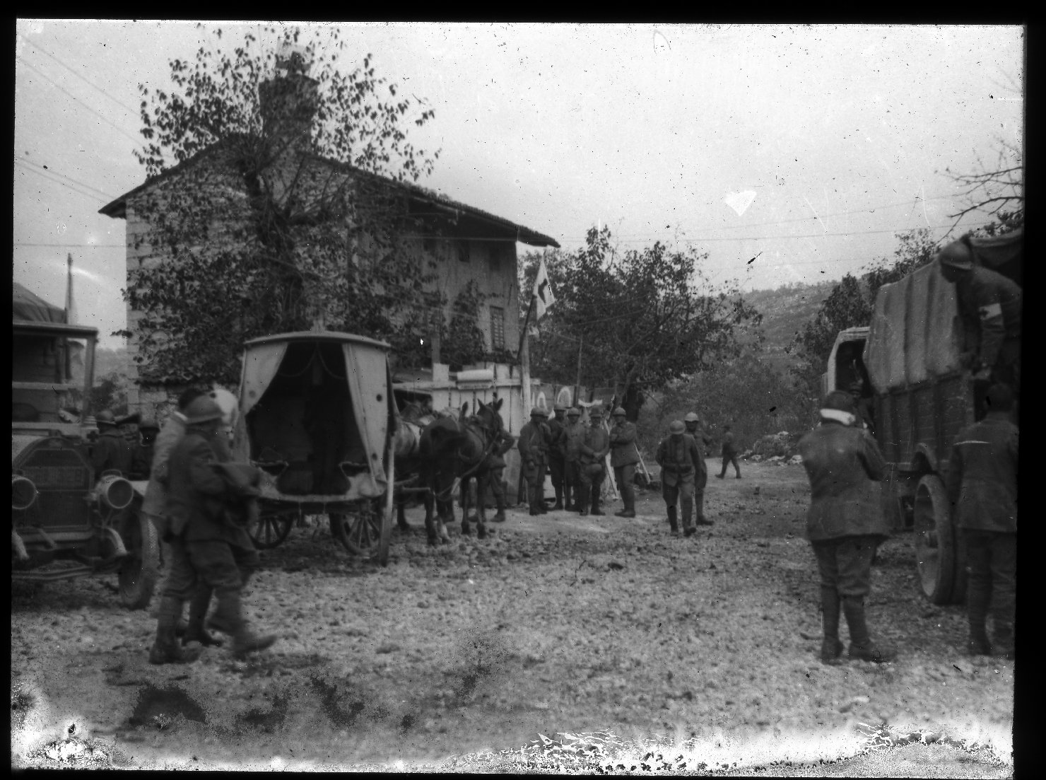 Ambulanze al posto di medicazione (positivo) di Anonimo (XX)