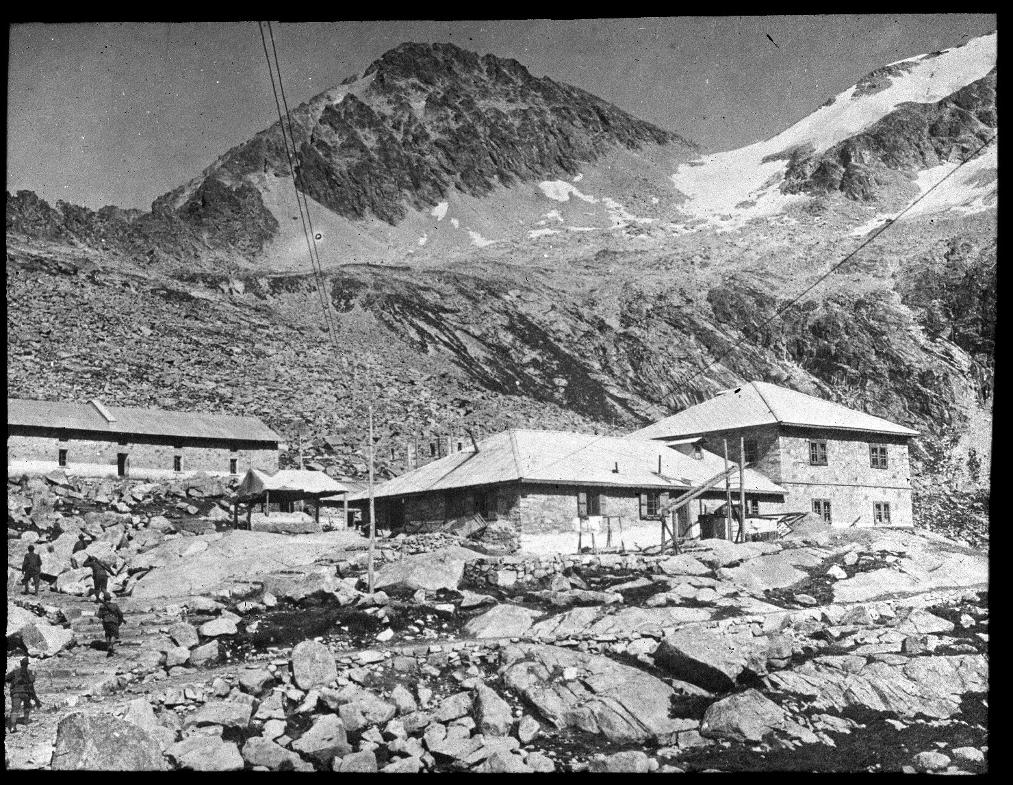 Veduta di alcune costruzioni con soldati (positivo) di Anonimo (XX)