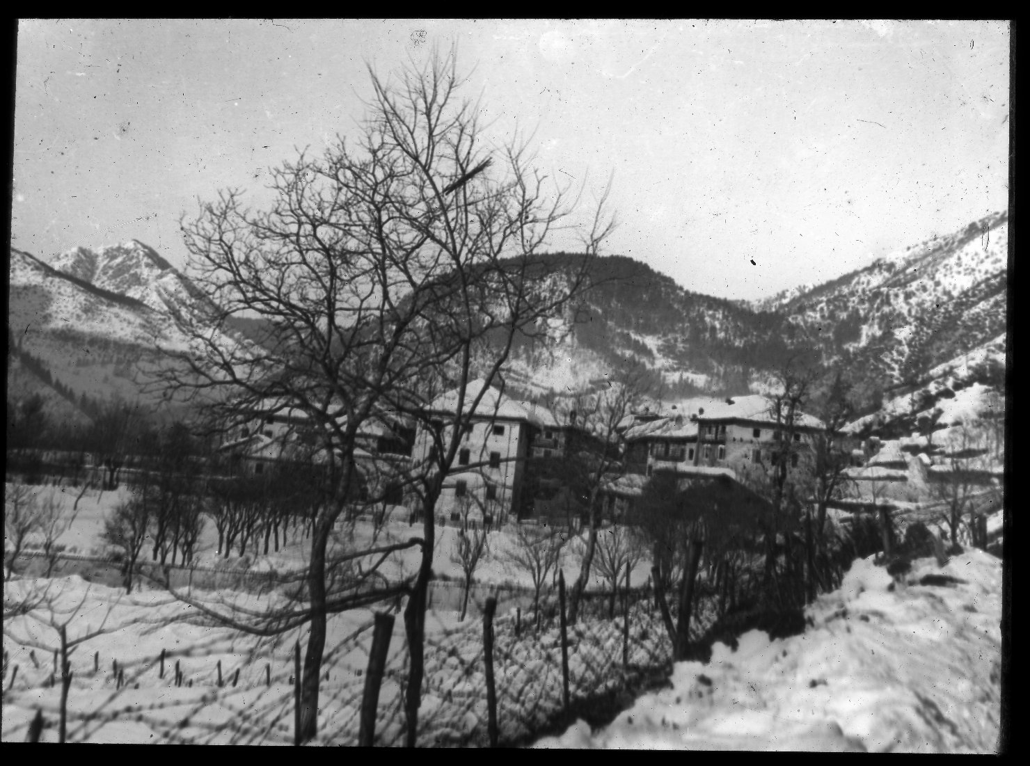 Veduta di un borgo innevato (positivo) di Anonimo (XX)