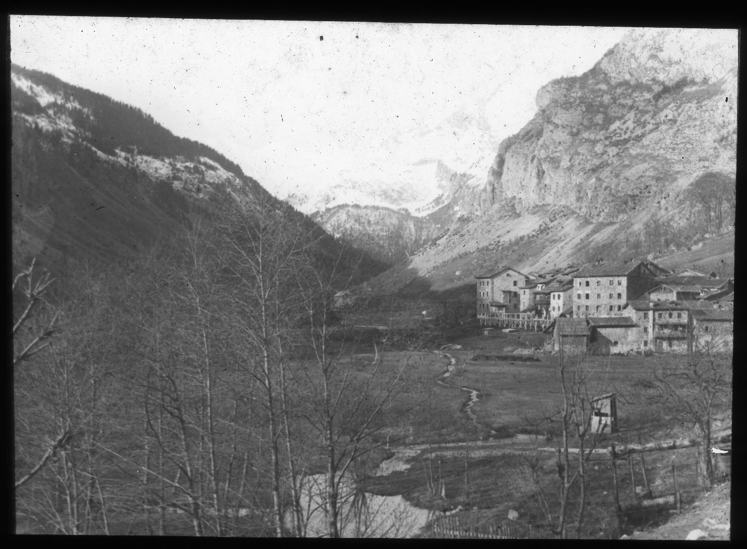 Veduta di un piccolo borgo (positivo) di Anonimo (XX)