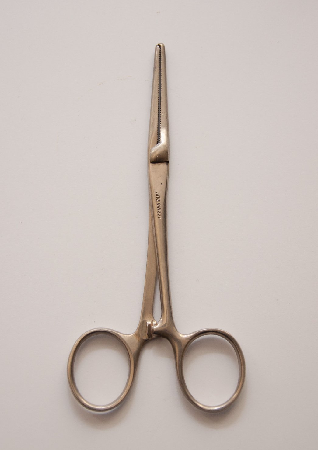 pinza di Crile (pinza emostatica) - Ditta Invernizzi (prima metà sec. XX)