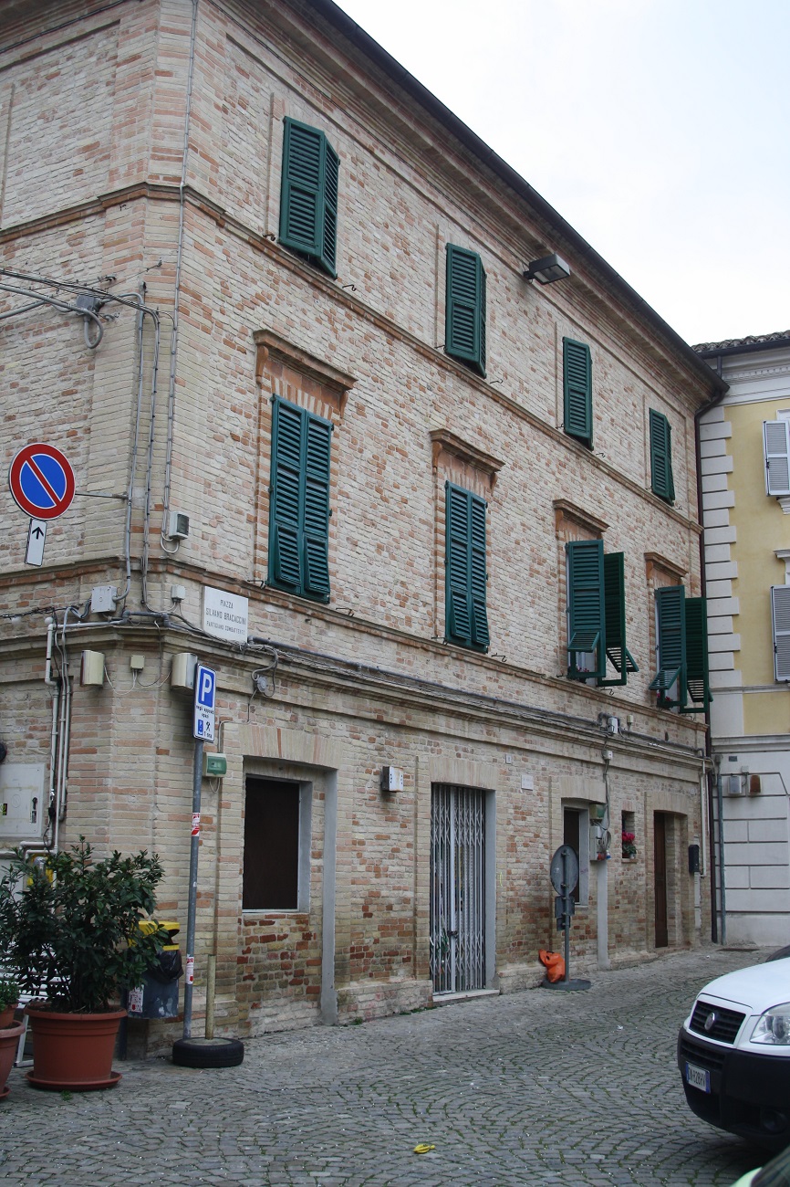 Palazzo Perugini (palazzo, signorile) - Montefano (MC)  (XIX, metà)