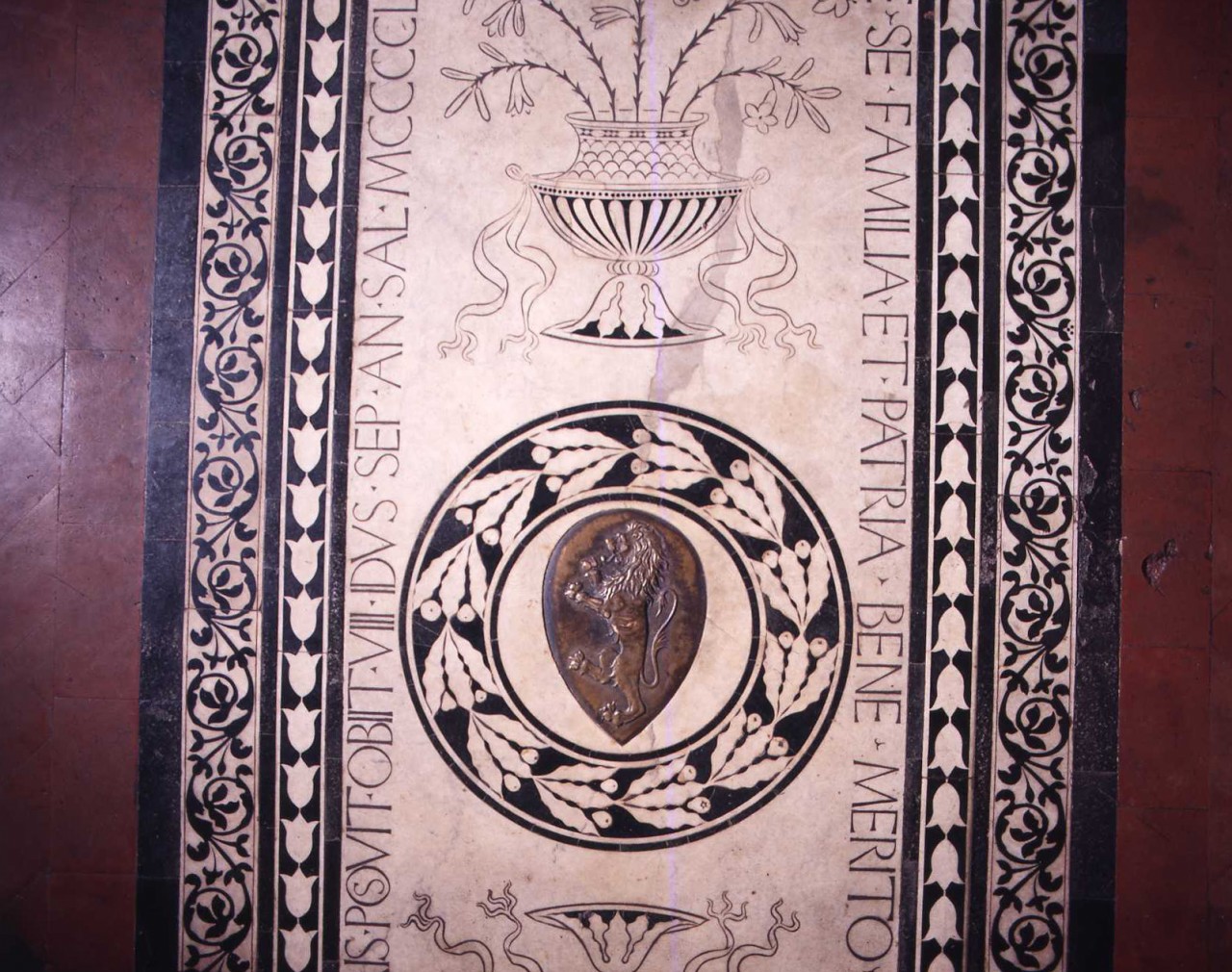 stemma gentilizio della famiglia Gianfigliazzi (lastra tombale) di Cioni Andrea detto Verrocchio (bottega) (seconda metà sec. XV)