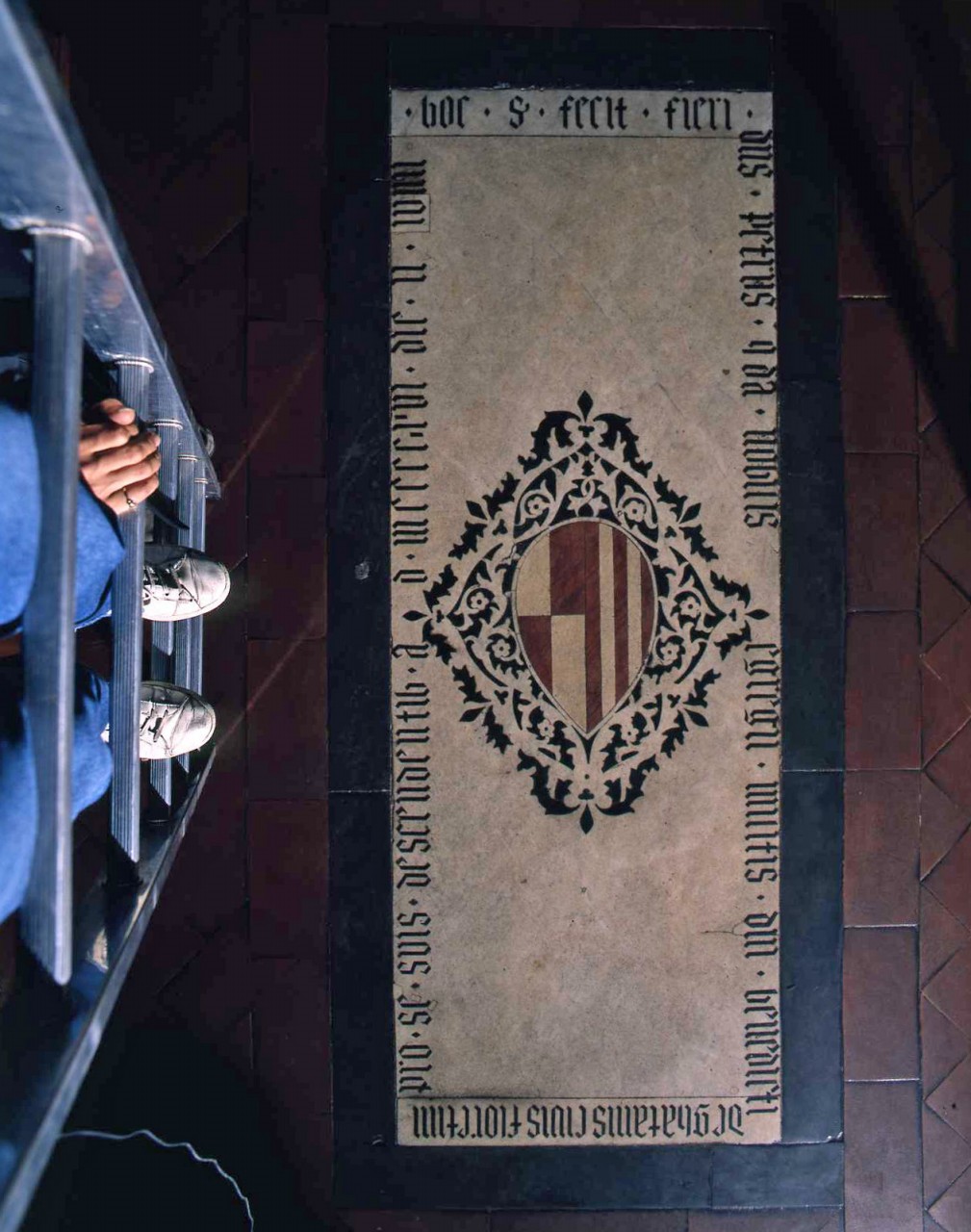 stemma gentilizio della famiglia Gaetani (lastra tombale) di Ghiberti Lorenzo (cerchia) (primo quarto sec. XV)