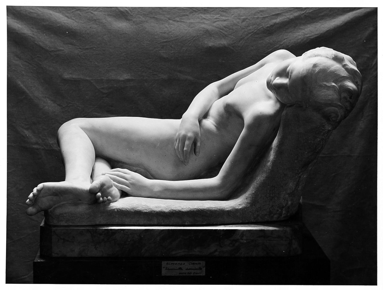 Fanciulla dormiente, figura femminile nuda addormentata (statua) di Ciampi Alimondo (sec. XX)