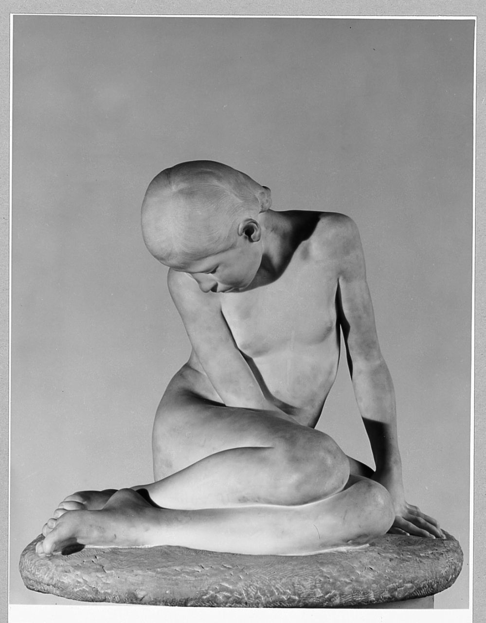 Abbandonata, figura femminile nuda seduta (statua) di Ciampi Alimondo (sec. XX)