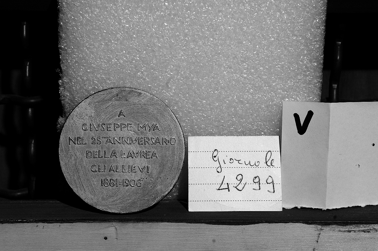 Medaglia commemorativa per Giuseppe Mya. Iscrizione per anniversario della laurea, (r.), iscrizione (medaglia) di Formilli Attilio (sec. XX)