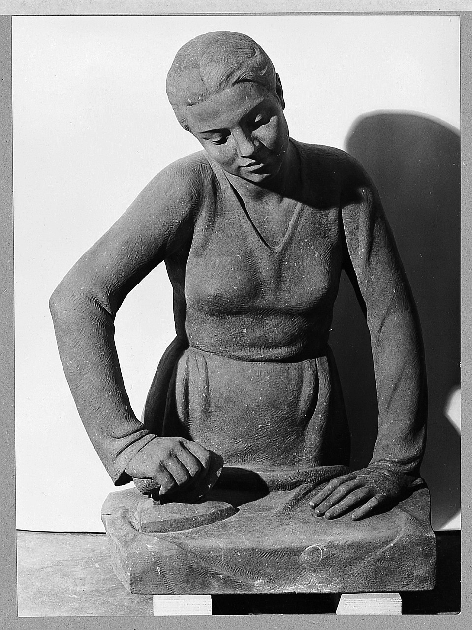 La stiratrice, donna che stira (scultura) di Gemignani Italo Valmore (sec. XX)