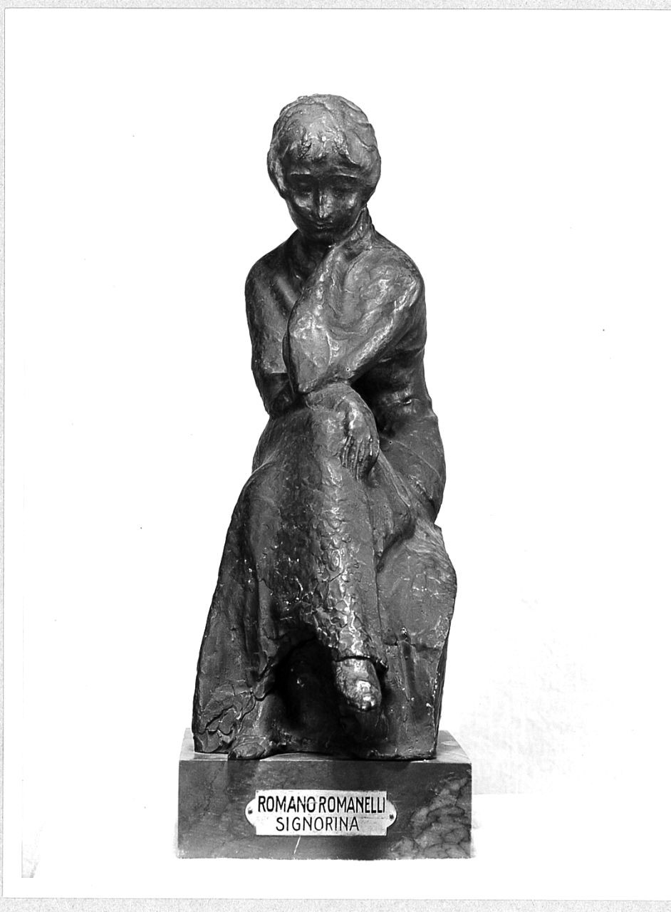 ritratto di Checchina, figura femminile seduta (statuetta) di Romanelli Romano (sec. XX)