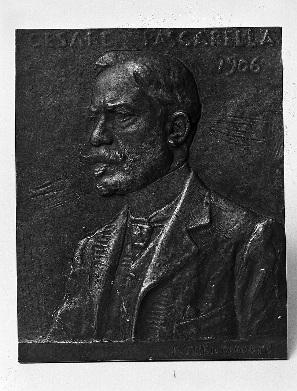 ritratto di Cesare Pascarella (placchetta) di Trentacoste Domenico (sec. XX)