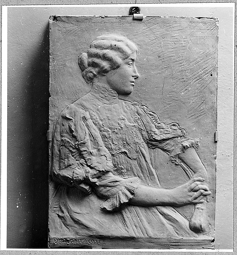 ritratto di Silvia Bondi Levi (rilievo) di Trentacoste Domenico (sec. XX)