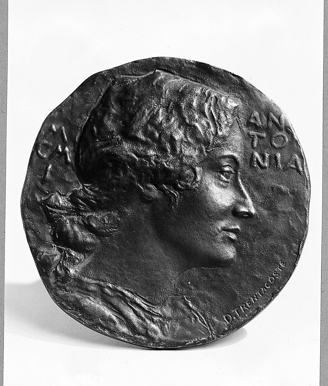 Antonia, ritratto di donna (placchetta) di Trentacoste Domenico (sec. XX)