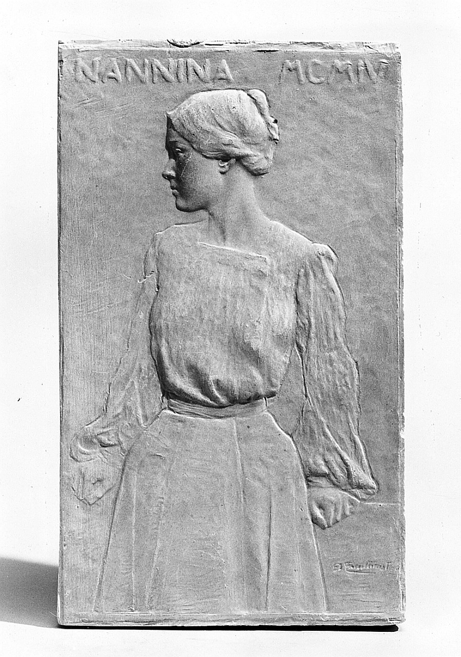 ritratto di Nannina Giulieni Dainelli (rilievo) di Trentacoste Domenico (sec. XX)