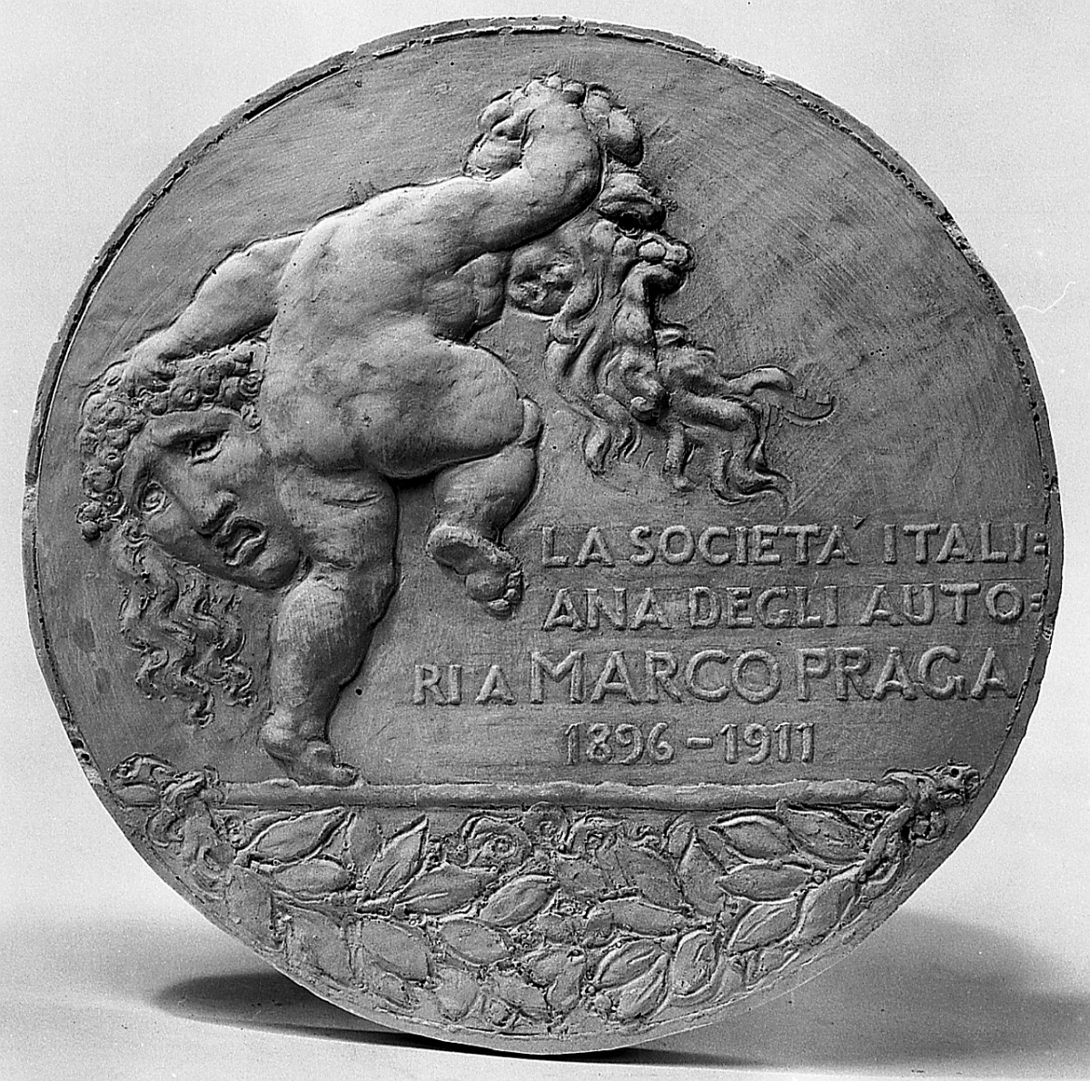 scena allegorica (rilievo) di Trentacoste Domenico (sec. XX)